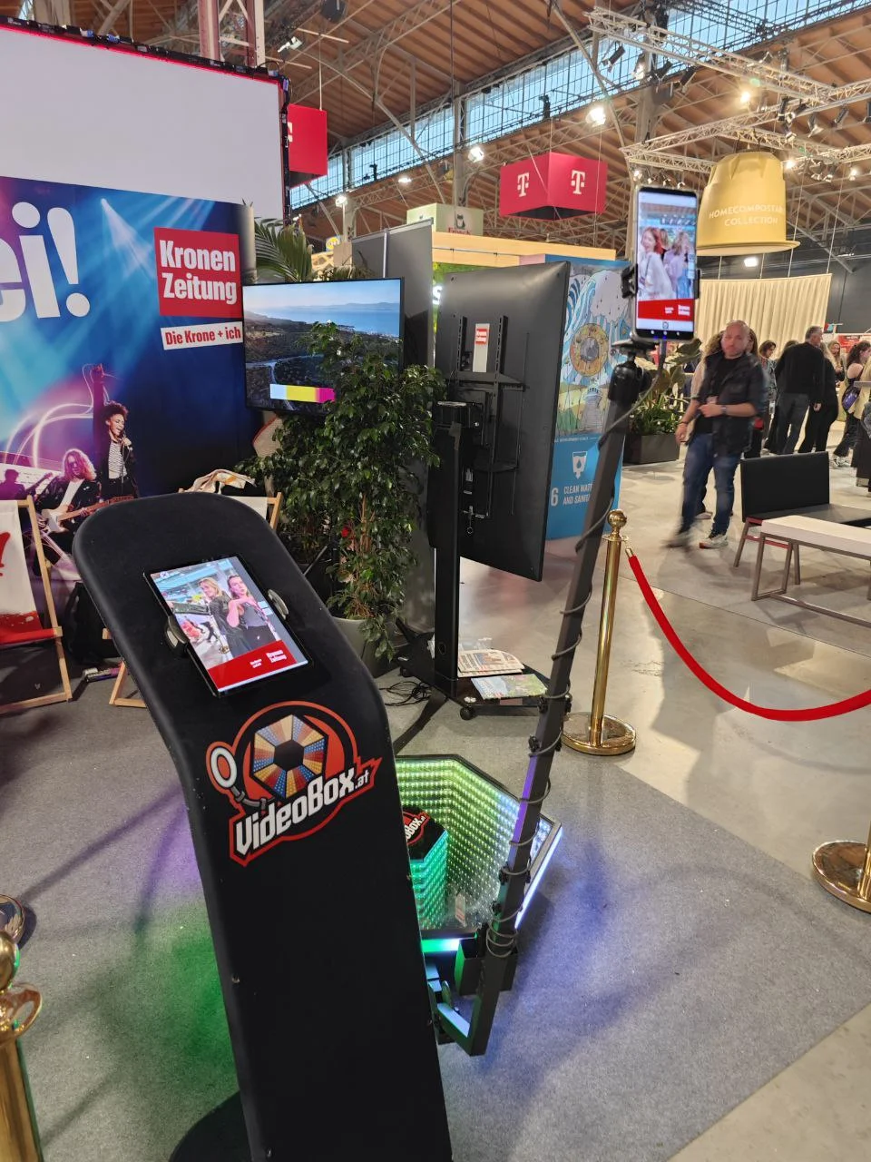 360°-Videobox mit Bildschirm an einem Messestand