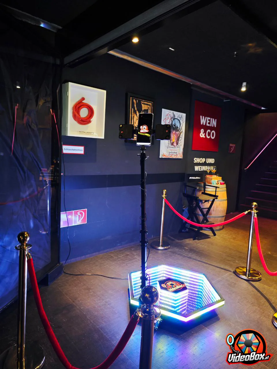 Beleuchtete 360°-Videobox mit abgegrenztem Aufnahmebereich bei einer Veranstaltung