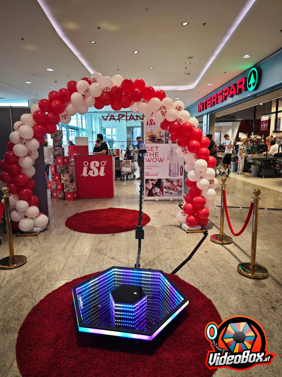 360°-Videobox mit Ballonbogen bei einer Shoppingcenter-Promotion