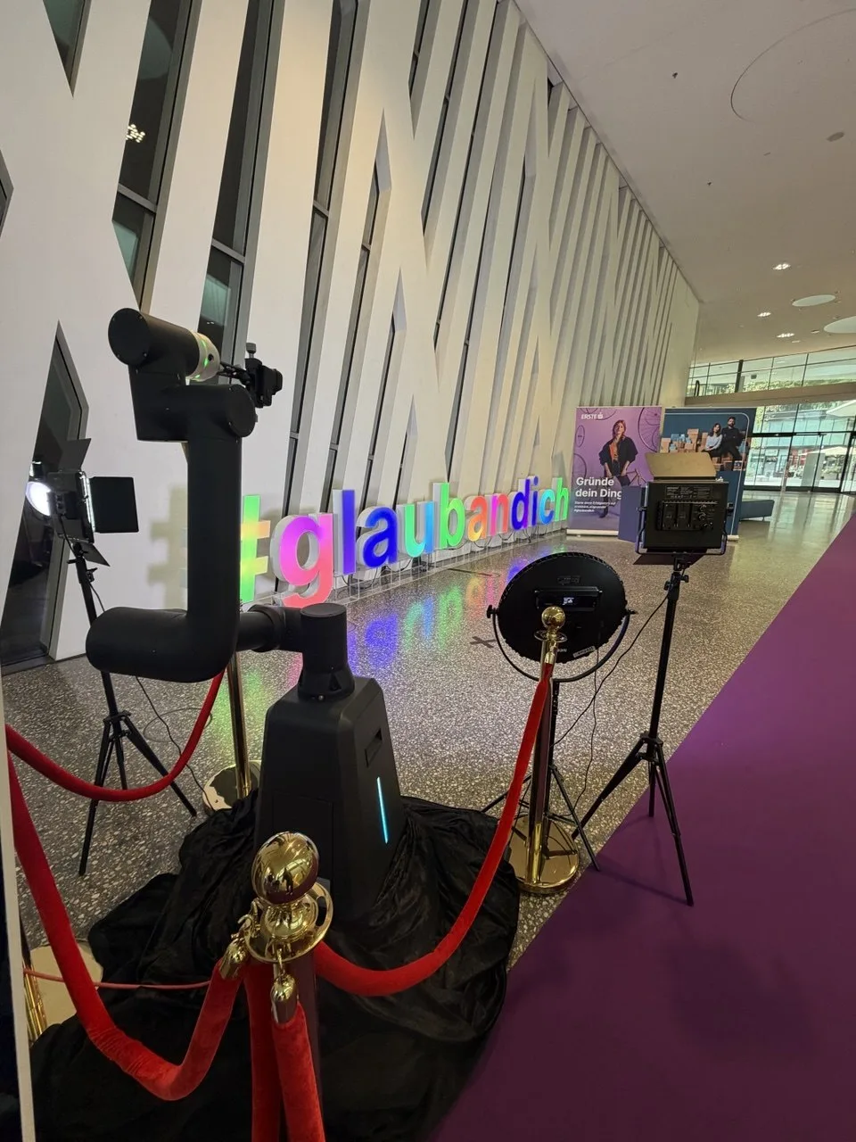 VideoBot: Roboterarm mit Kamera bei einer Veranstaltung in Wien