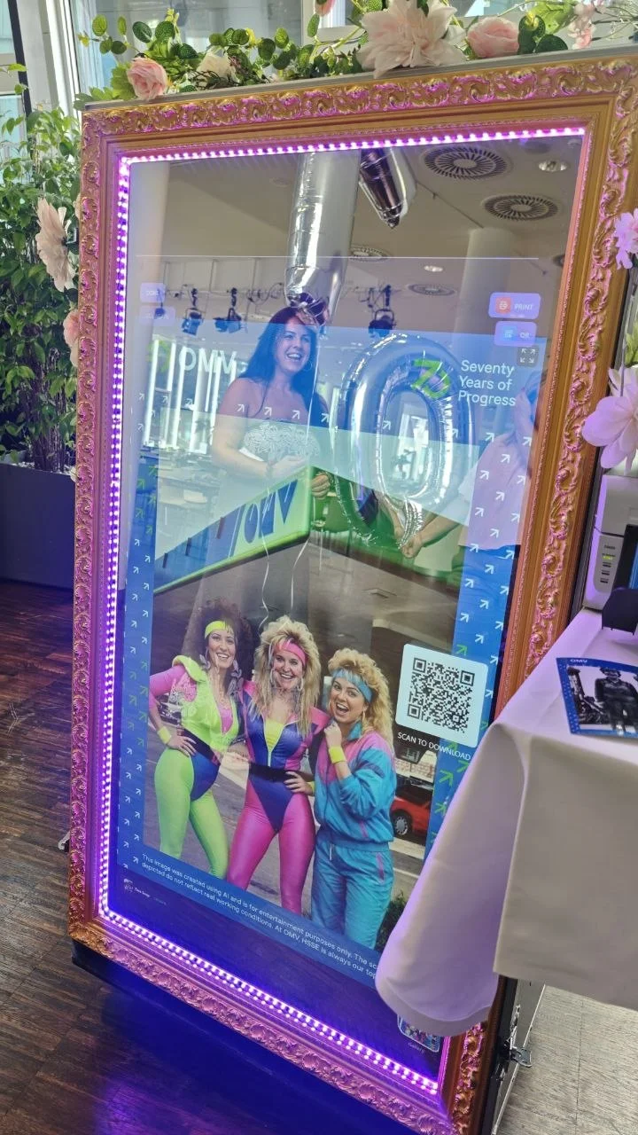 Magic-Mirror-Fotobox mit Gästefotos und QR-Code bei einem Event