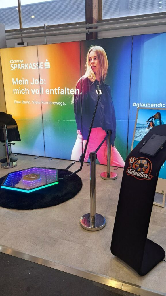 Automaten Dimas ist die ideale Lösung für Unternehmen, die ihren Veranstaltungen einen frischen und modernen Touch verleihen möchten. Unsere Fotoboxen und 360 Videospinner sind nicht nur einfache Dienstleistungen, sondern vielmehr ein Erlebnis, das den Teilnehmern in Erinnerung bleibt und gleichzeitig Ihre Marke stärkt.