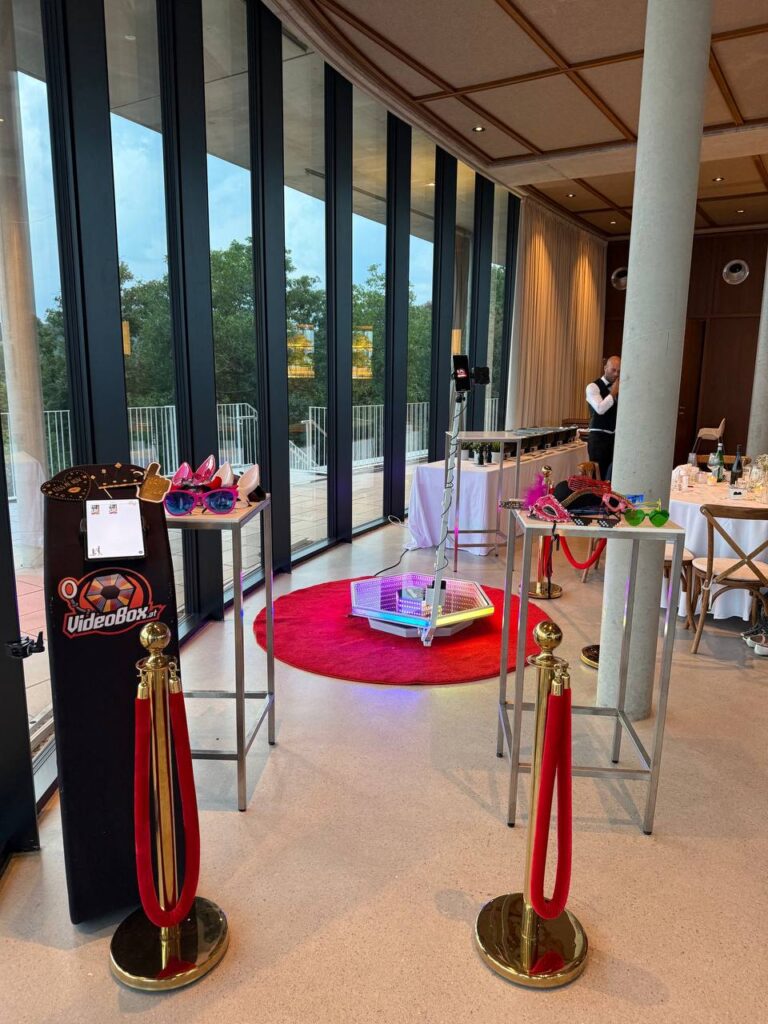 Mieten Sie den ultimativen Wow-Faktor für Ihr Event – die große LED 360° VideoBox vom Marktführer in Österreich! Unsere 360° FotoBox bietet Platz für bis zu 4-5 Personen und ist mit einem Durchmesser von 100 cm perfekt geeignet, um Ihre Gäste aus allen Blickwinkeln in Szene zu setzen. Ob Hochzeit, Firmenfeier, Messe oder Geburtstag – mit dieser innovativen Technik schaffen Sie unvergessliche Momente und spektakuläre Erinnerungen.
Ein besonderes Highlight ist der sofortige Versand der Videos und Fotos per WhatsApp – so können Ihre Gäste ihre Aufnahmen direkt auf dem Smartphone speichern und sofort teilen. Zusätzlich bieten wir die Möglichkeit, Ihr individuelles Logo direkt in die Videos einzubetten, um Ihrem Event eine professionelle und persönliche Note zu verleihen.
Für noch mehr Komfort und Interaktion sorgt ein extra Monitor, auf dem die Videos direkt vor Ort angesehen und verschickt werden können. Selbstverständlich wird die 360° VideoBox von einem erfahrenen Profi betreut, der Ihre Gäste unterstützt und einen reibungslosen Ablauf garantiert.
Neben der 360° VideoBox können Sie auch unsere modernen KI-Fotoboxen mieten, die mit innovativer Technologie für kreative und einzigartige Bilder sorgen. Beide Systeme sind echte Publikumsmagneten und sorgen für jede Menge Spaß und Unterhaltung.
Zusätzlich bieten wir verschiedene Gimmicks und Spaßartikel an, die Ihre Veranstaltung noch abwechslungsreicher machen und für gute Laune sorgen.
Unsere 24h INFO HOTLINE steht Ihnen jederzeit unter Tel: +43 1 214 42 92 zur Verfügung – wir beraten Sie gerne und finden die perfekte Lösung für Ihr Event.
Besuchen Sie https://www.360fotoboxmieten.at/ und sichern Sie sich jetzt die 360° VideoBox oder KI Fotobox für Ihre nächste Feier – der Wow-Effekt ist garantiert!